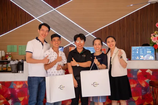 Saly Academy tới thăm quán của học viên
