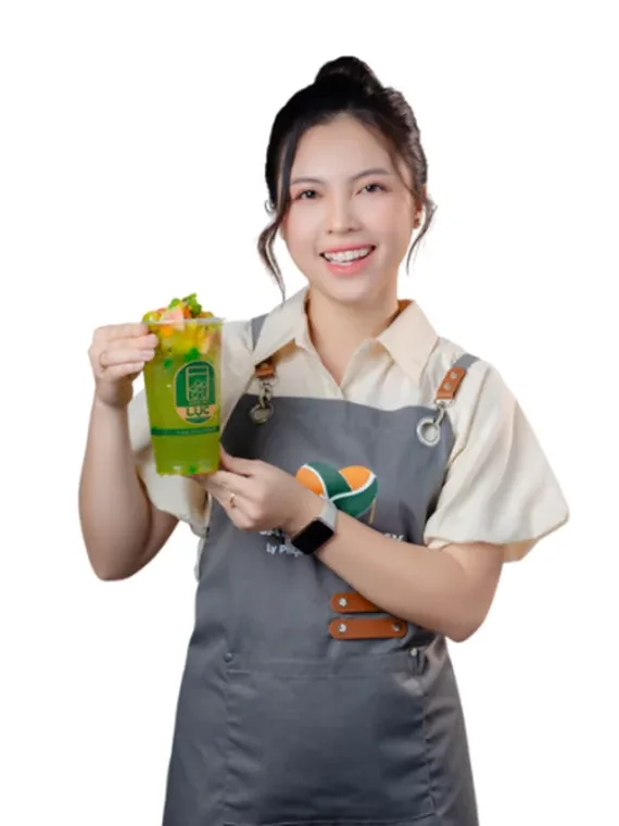 Giảng viên Ly Phạm cầm ly nước trong đồng phục Saly Academy