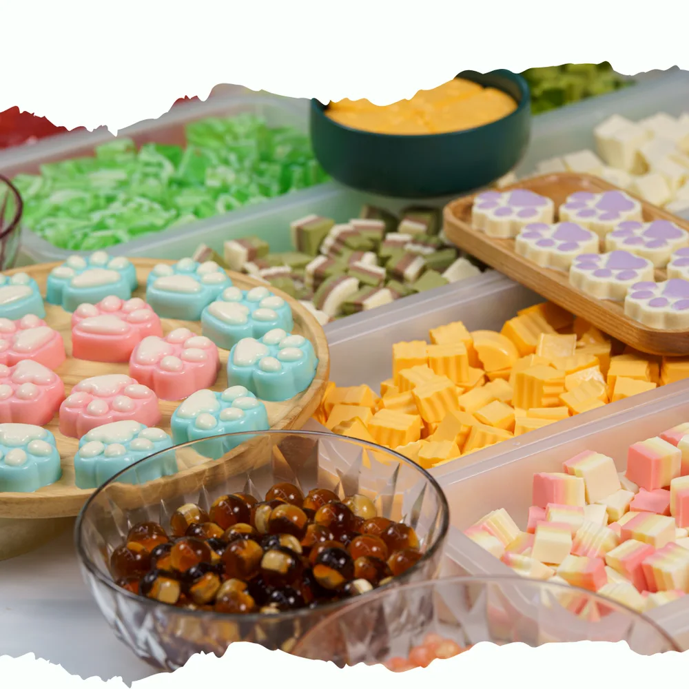 Khay topping tự nấu: khúc bạch tầng, khúc bạch chân mèo, phô mai viên, trân châu đen và thạch nhiều màu