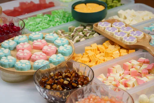 Khay topping tự làm ăn kèm trà sữa